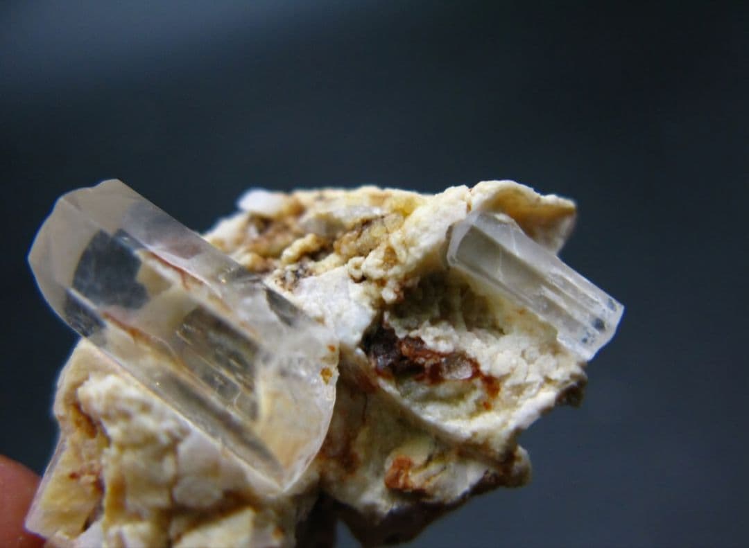 フェナカイト　結晶　原石　母岩つき