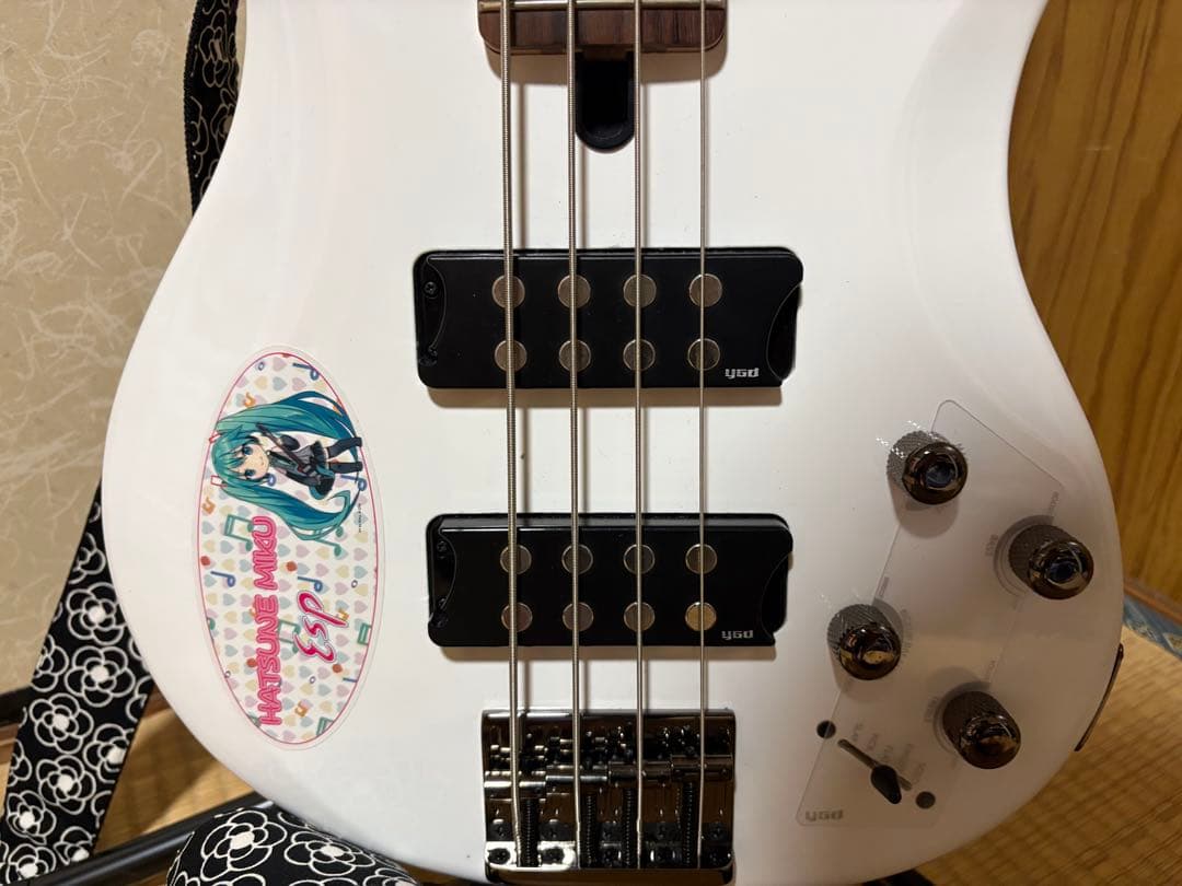 美品、おまけあり　ヤマハ　エレキベース　TRBX304 WH ホワイト