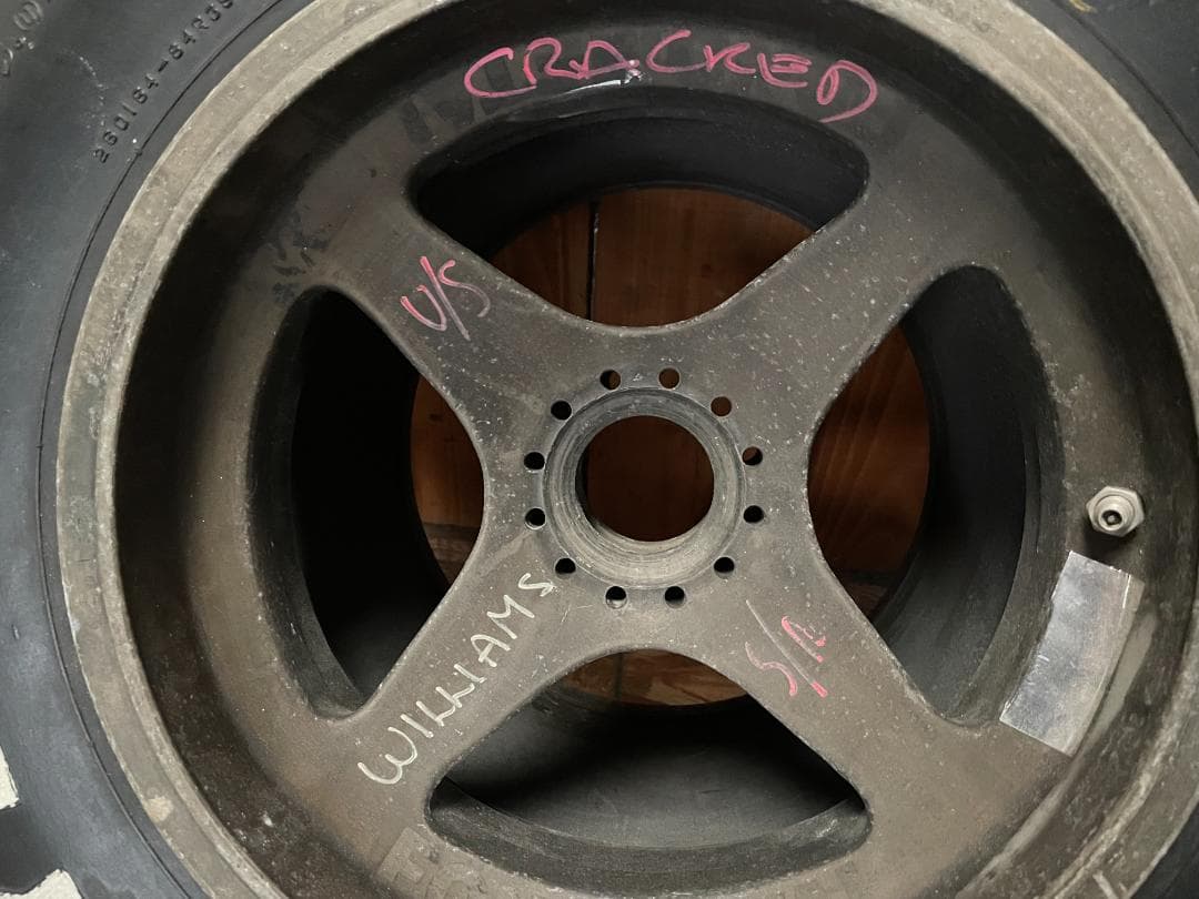 Ｆ１マシンのタイヤ＋ホイール　本物　アイルトン・セナ？　当時物