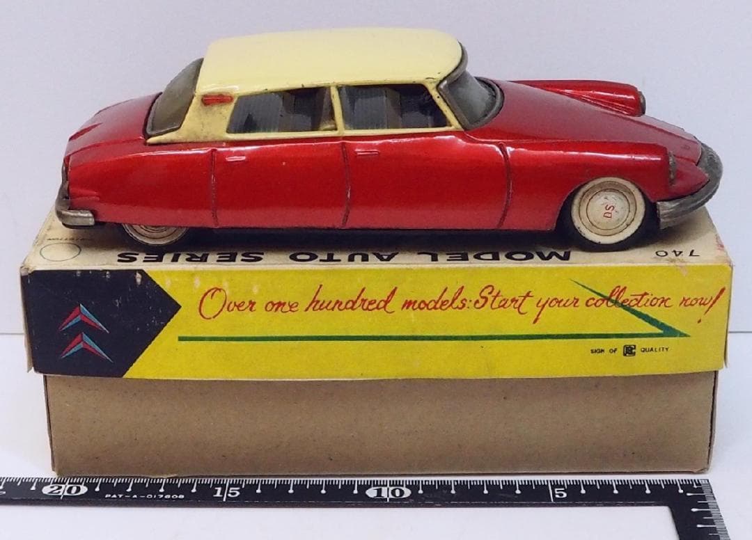萬代屋【シトロエンDS19赤レッド】ブリキ tin toy car【箱はコピー】