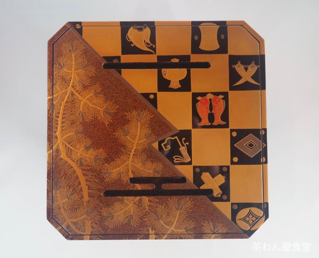 松ニ宝尽くし時代蒔絵花月台・三ッ組盃揃い（時代箱）