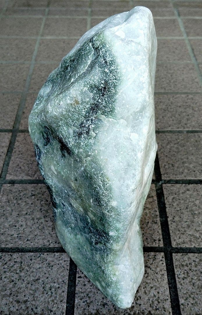 ★翡翠原石★糸魚川硬玉【小滝・転石・底カット】