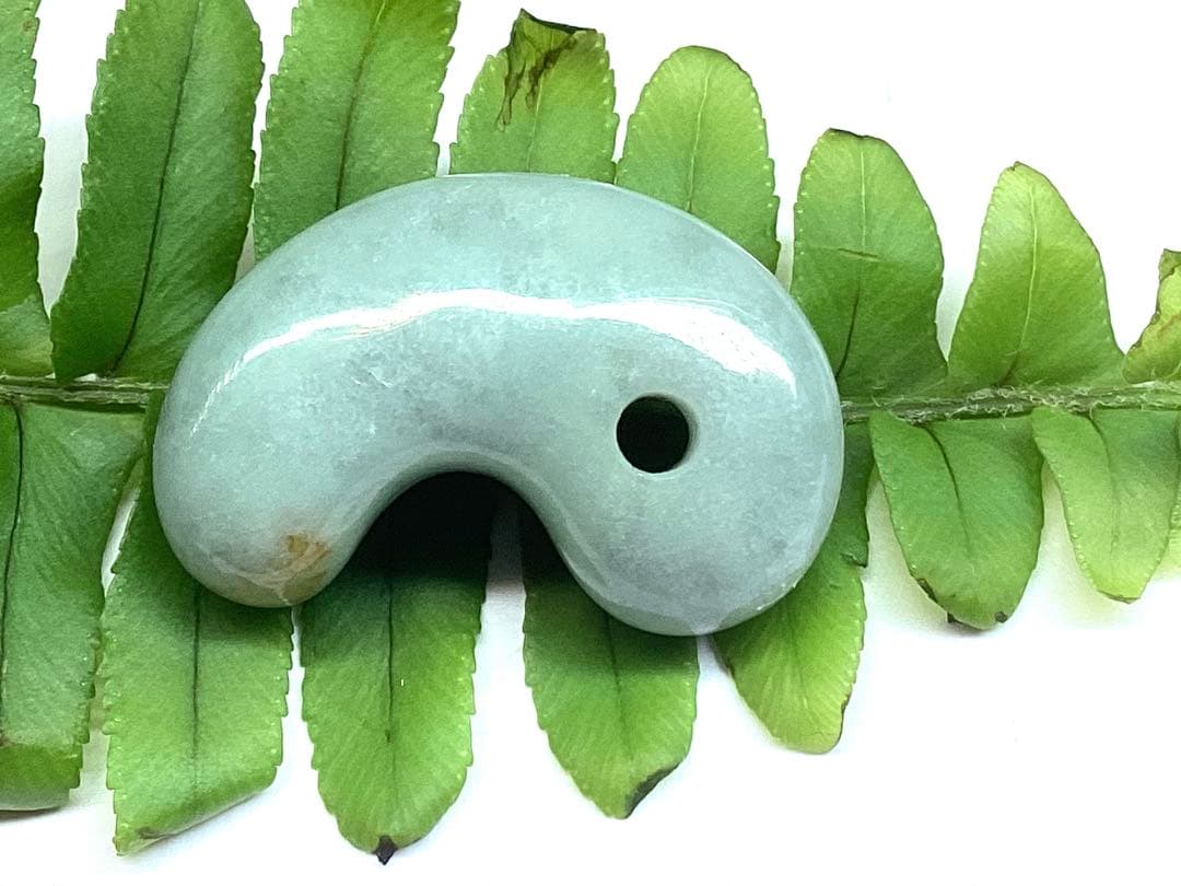 ✳紅色入り‼️ 繊細結晶の糸魚川翡翠勾玉　極上高品質の透過　本物を守護石に‼️