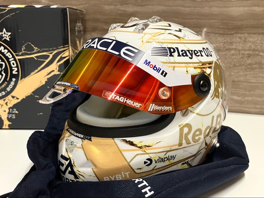 1/2 ヘルメット 2024 M.フェルスタッペン Wチャンピオン4連覇仕様