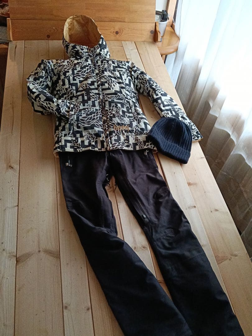 Burtonトップス＆HOLDENボトムス【S】美品上下セット＋ビーニー付き