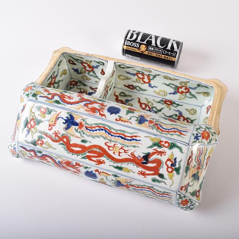 中国　大明萬歴年製款　五彩　龍鳳凰文　四方蓋物　M　R8254