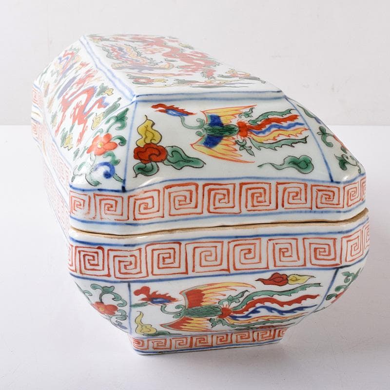 中国　大明萬歴年製款　五彩　龍鳳凰文　四方蓋物　M　R8254