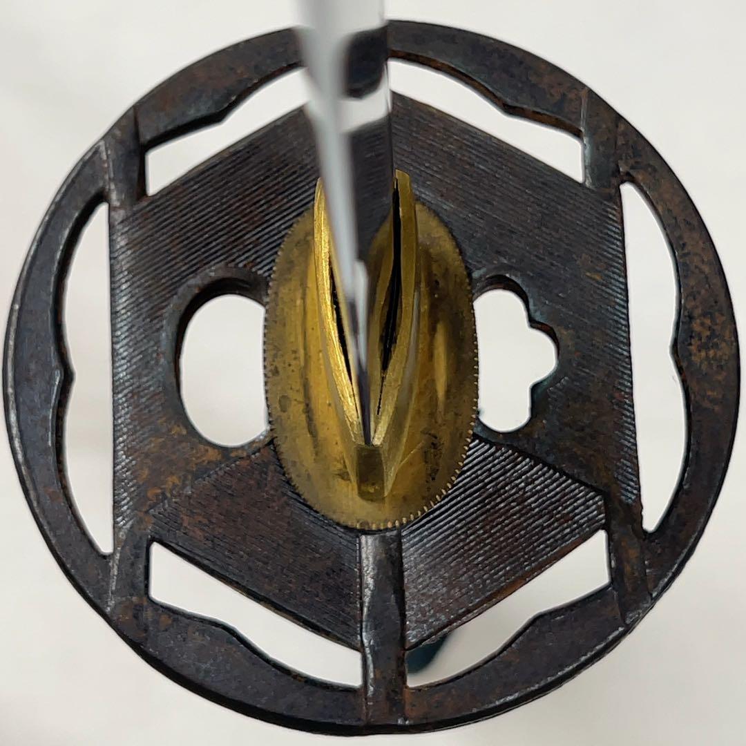 【模造刀】太刀 鉄鍔 透かし樋入り 全長102.0センチ 日本刀 刀剣 黒鞘