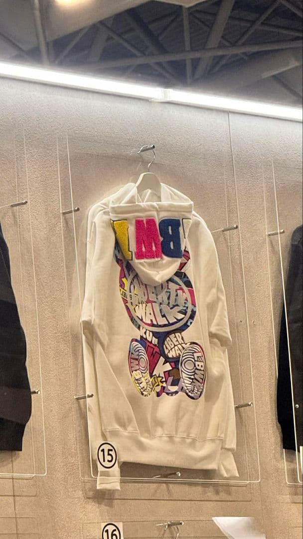 リバティーウォーク パーカー クマ ホワイト Lサイズ。