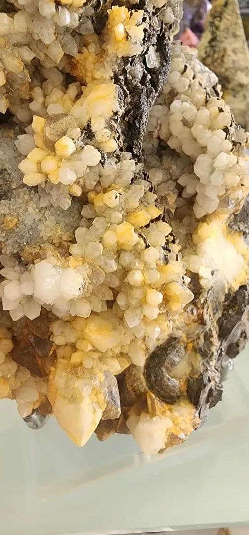 八面体蛍石を含むキャンドルクォーツの花