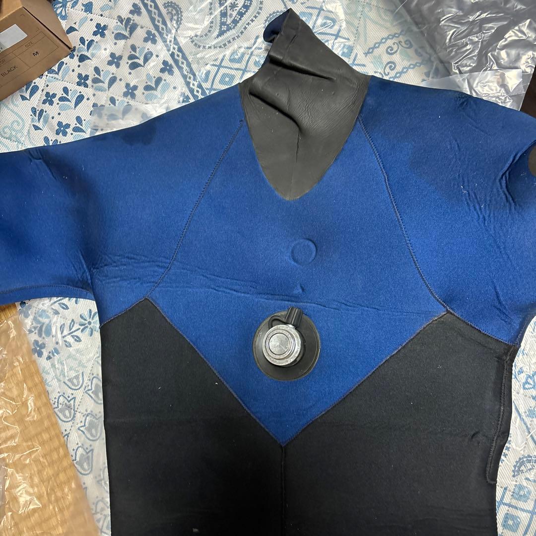 ウェットスーツ　スキューバダイビング