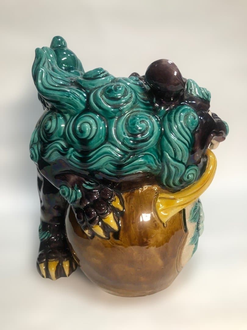 九谷焼　色絵玉乗り獅子　糠川清章造　縁起物置物　欅台付　魔除