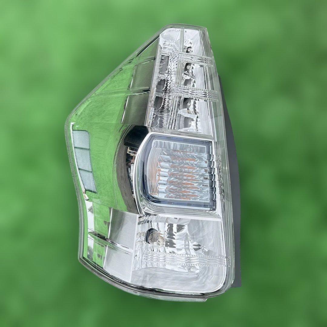 プリウスアルファ  プリウスα  左テールランプ