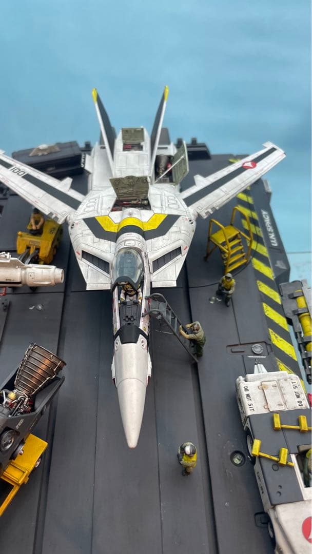 プラマックス　バリキリー ロイフォッカー機　整備中ジオラマ