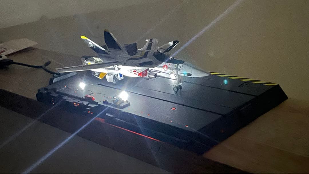 プラマックス　バリキリー ロイフォッカー機　整備中ジオラマ