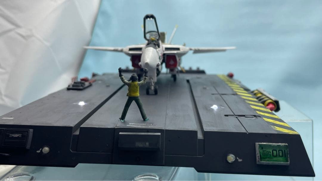 プラマックス　バリキリー ロイフォッカー機　整備中ジオラマ