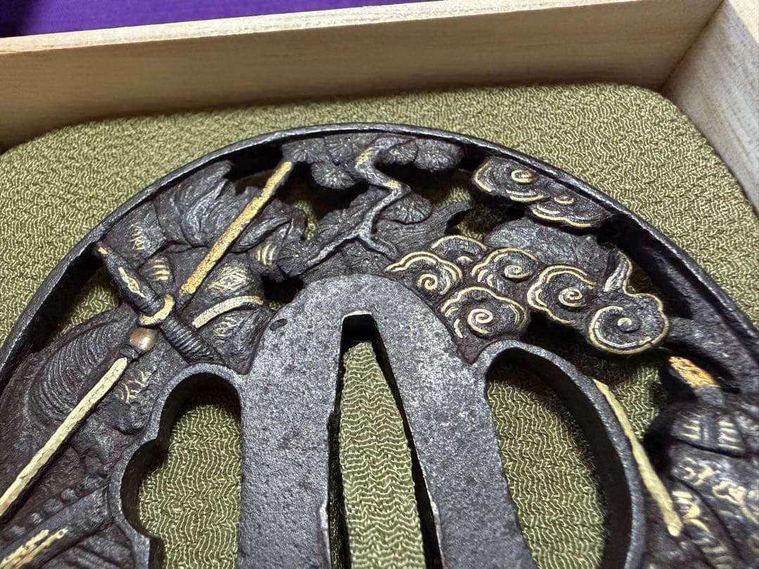 藻柄子入道宗典作　宇治橋合戦図　良品　大鍔　鉄鐔（日本刀装具小柄小刀拵笄