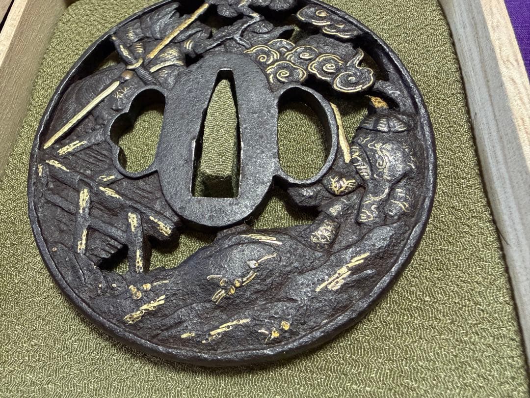 藻柄子入道宗典作　宇治橋合戦図　良品　大鍔　鉄鐔（日本刀装具小柄小刀拵笄