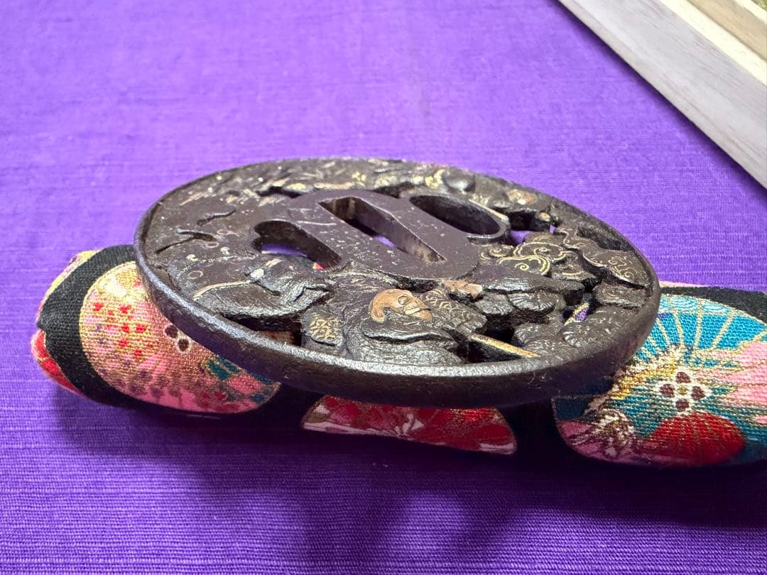 藻柄子入道宗典作　宇治橋合戦図　良品　大鍔　鉄鐔（日本刀装具小柄小刀拵笄