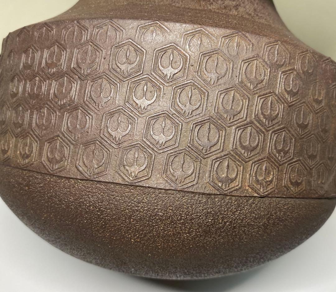 【茶道具】金森紹栄造　亀甲鶴文独楽釜　風炉用　（共箱）