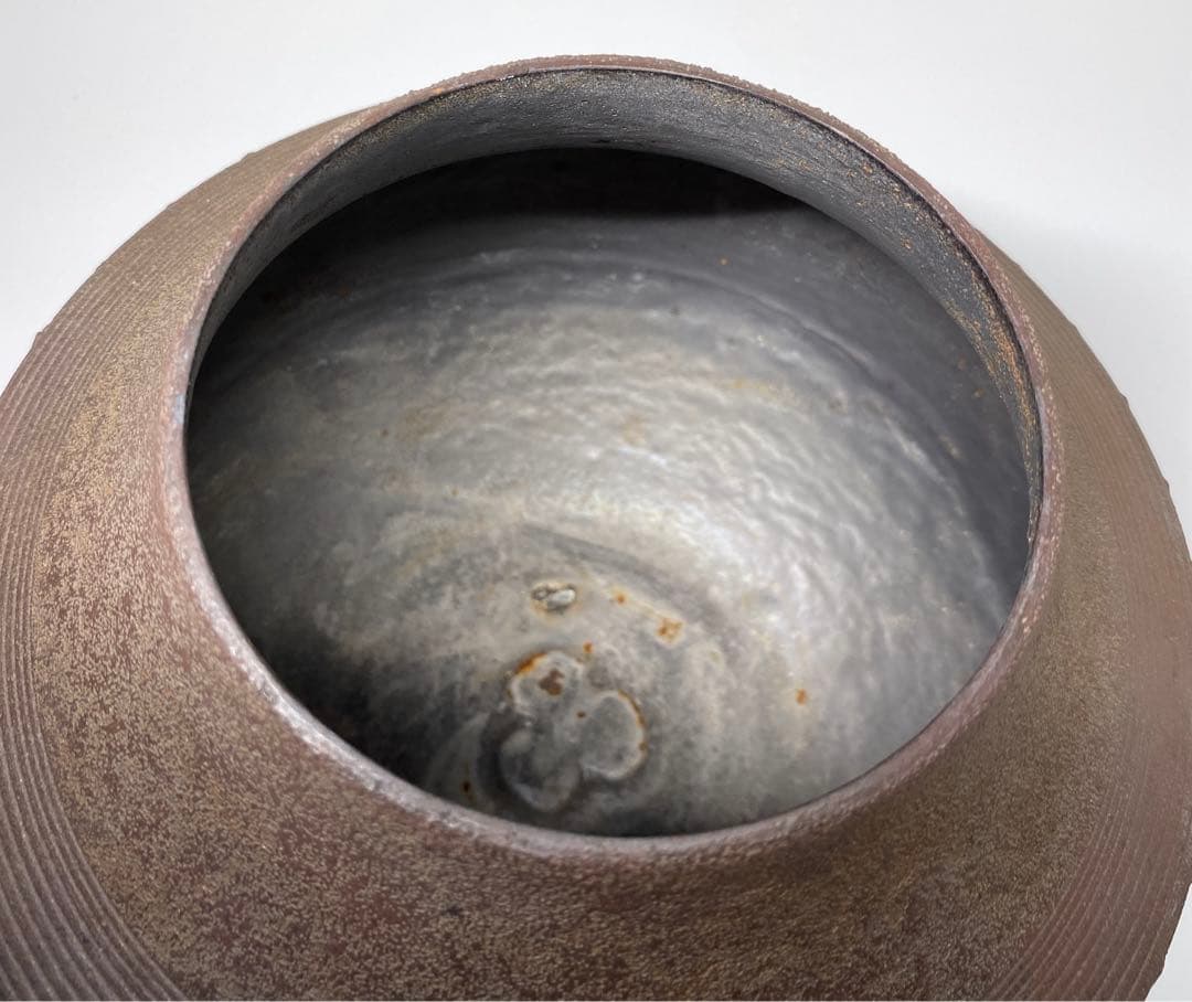 【茶道具】金森紹栄造　亀甲鶴文独楽釜　風炉用　（共箱）