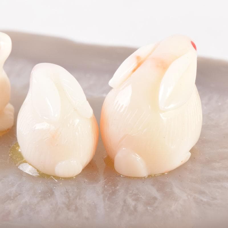 白珊瑚　兎彫刻　置物　瑪瑙石台付　時代箱付　V　7910