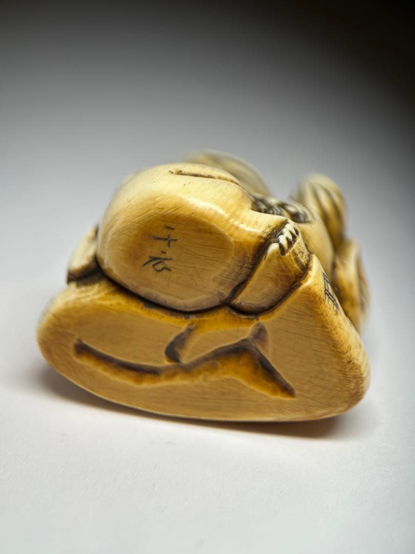 【銘あり】根付 人物像　大黒天風 骨 牙 （天然素材） 千広銘　29g