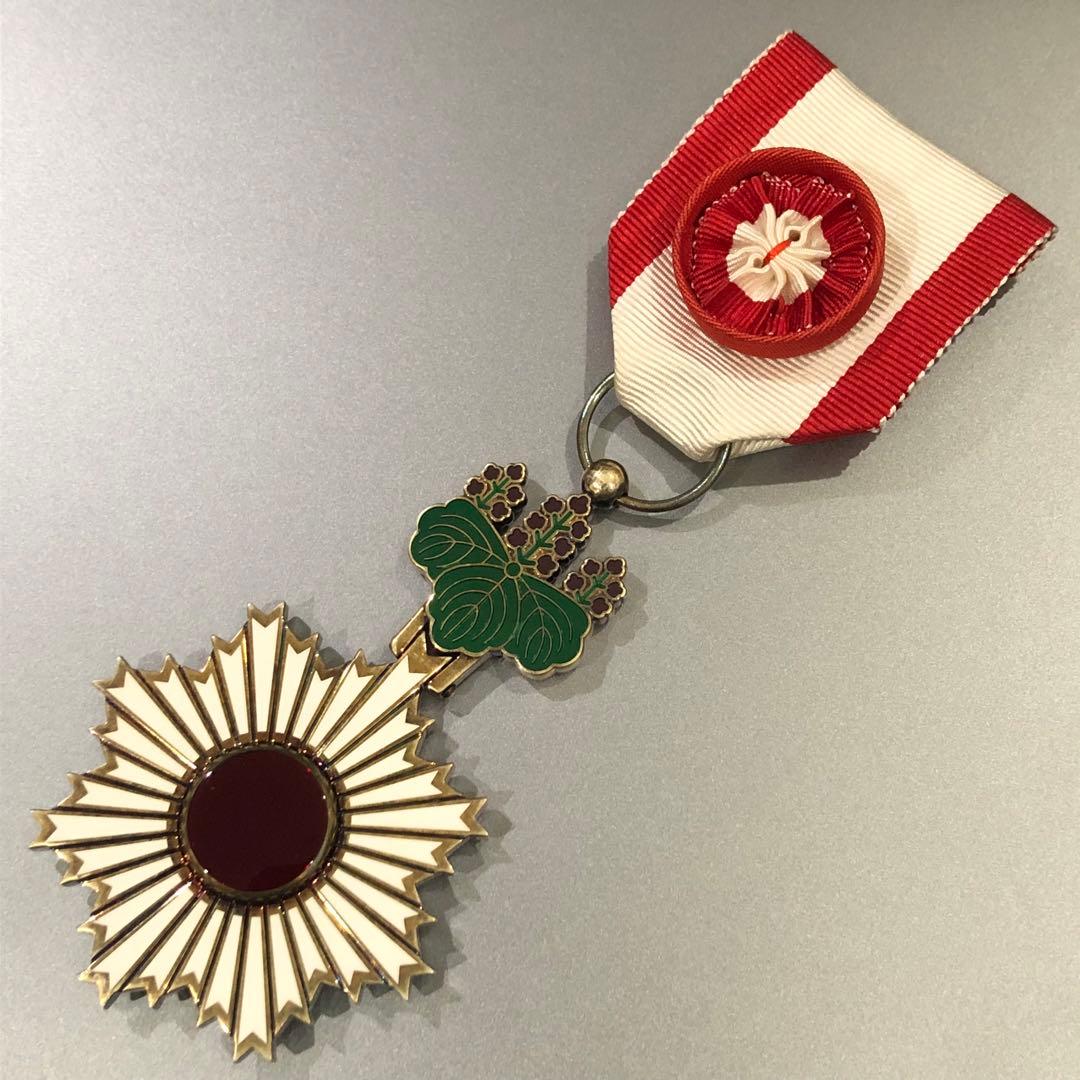 【送料無料】 日本国 勲章 記章 徽章 勲四等旭日小綬章 戦後版 本体のみ 銀製