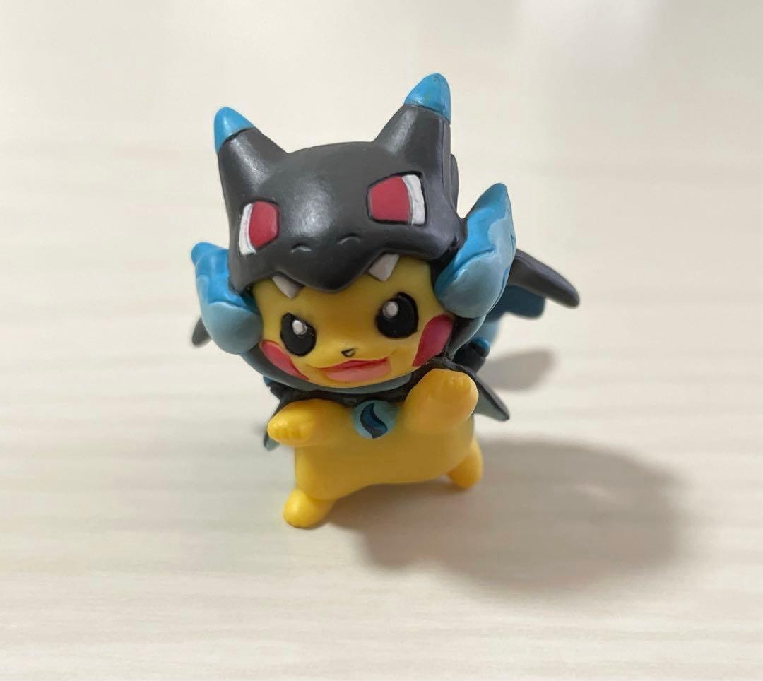 メガポンチョを着たピカチュウ ミニフィギュア メガリザードン