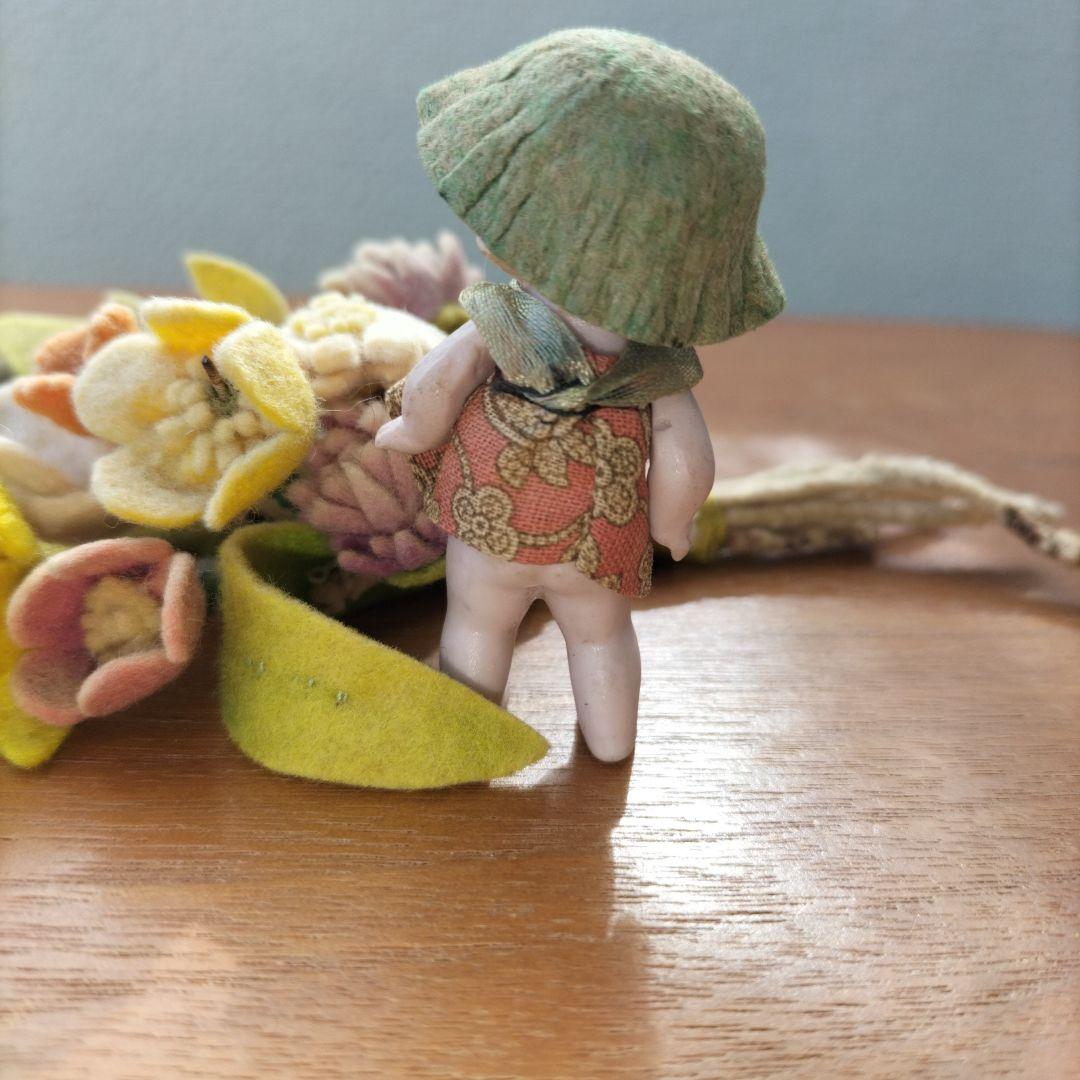 ドイツ　アンティーク　HERTWIG ミニチュアビスクドール　帽子を被った女の子