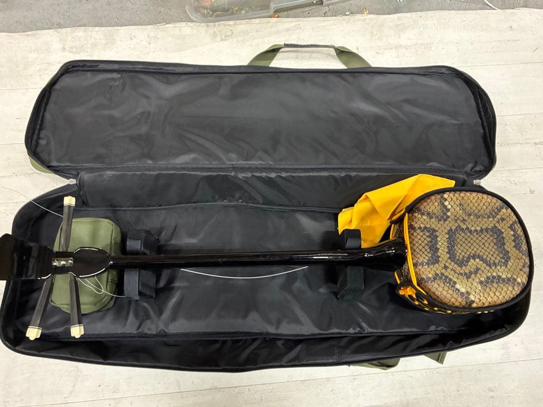 B0105）沖縄三線 蛇三線 人工皮 蛇柄 三味線 和楽器 ソフトケース付き