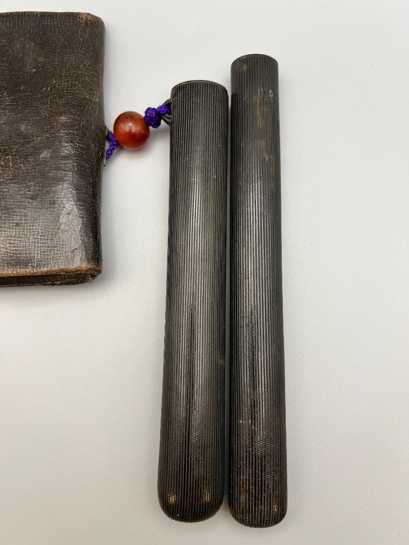 江戸明治時代　斧形前金具　銀象嵌　裏金具在銘　キセル入れ一心在銘　瑪瑙珠根〆