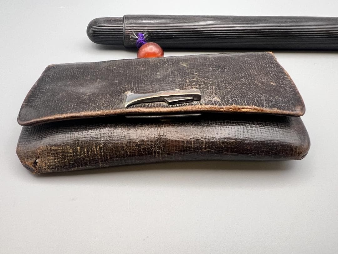 江戸明治時代　斧形前金具　銀象嵌　裏金具在銘　キセル入れ一心在銘　瑪瑙珠根〆