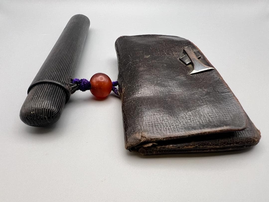 江戸明治時代　斧形前金具　銀象嵌　裏金具在銘　キセル入れ一心在銘　瑪瑙珠根〆