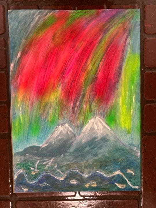 アラスカのデナリにかかる赤いオーロラの幻想絵画