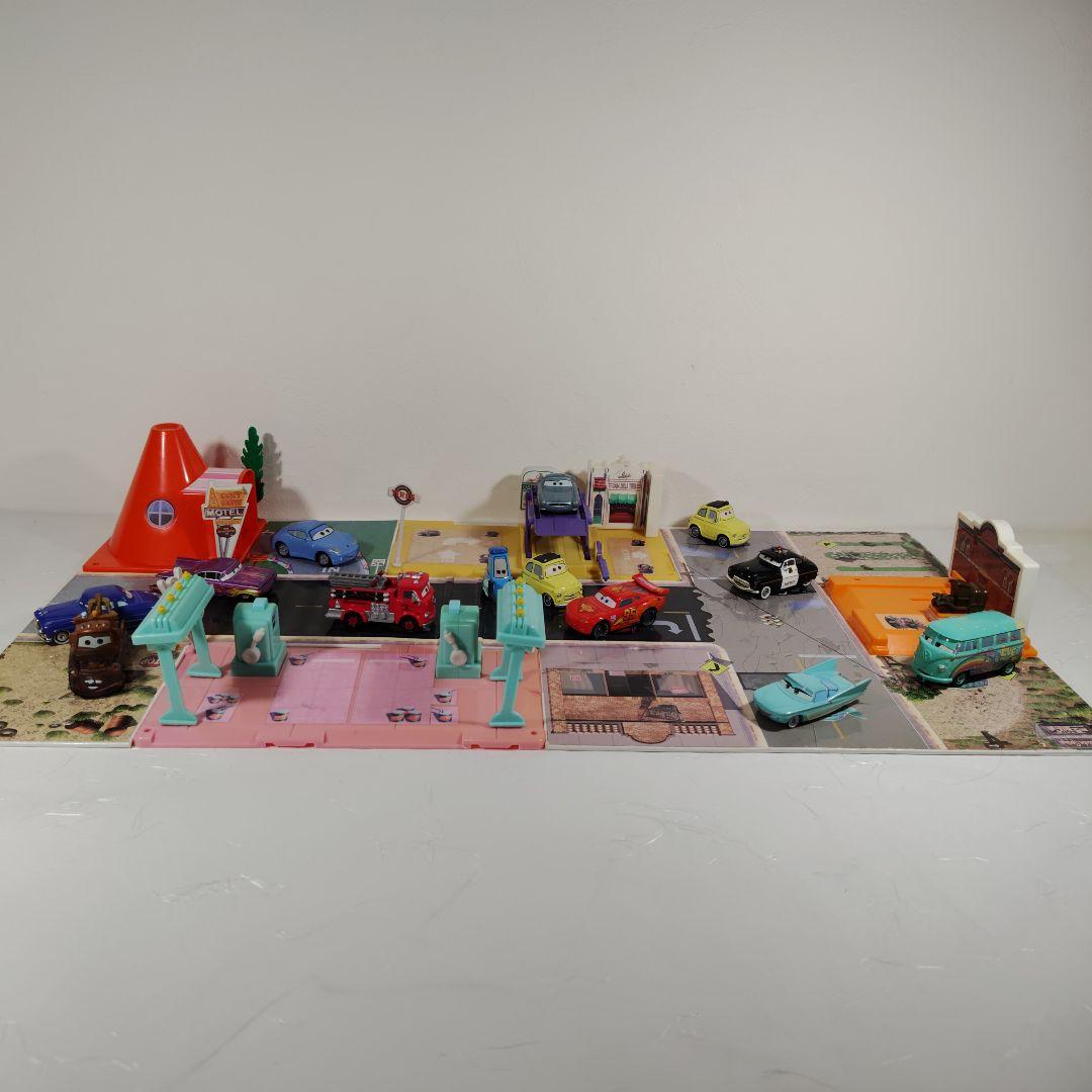 トミカ　カーズラジエータースプリングス＆トレーラマック