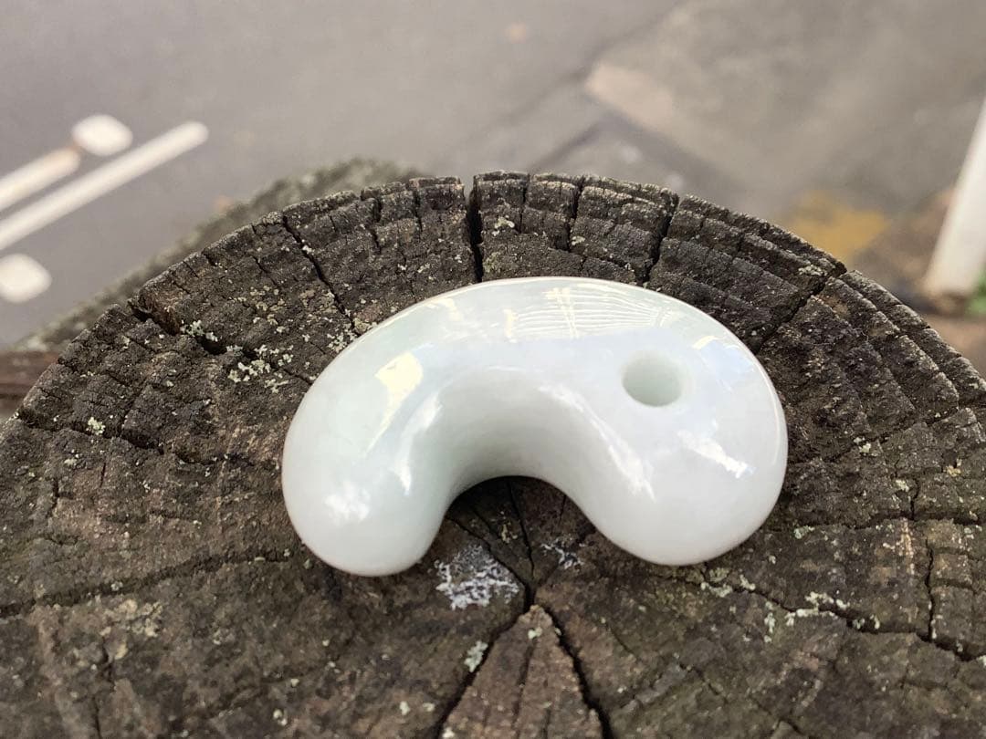 ✳安価卸し値段　幸運引き寄せる糸魚川翡翠勾玉　本物を１個お持ちください　鑑別書付