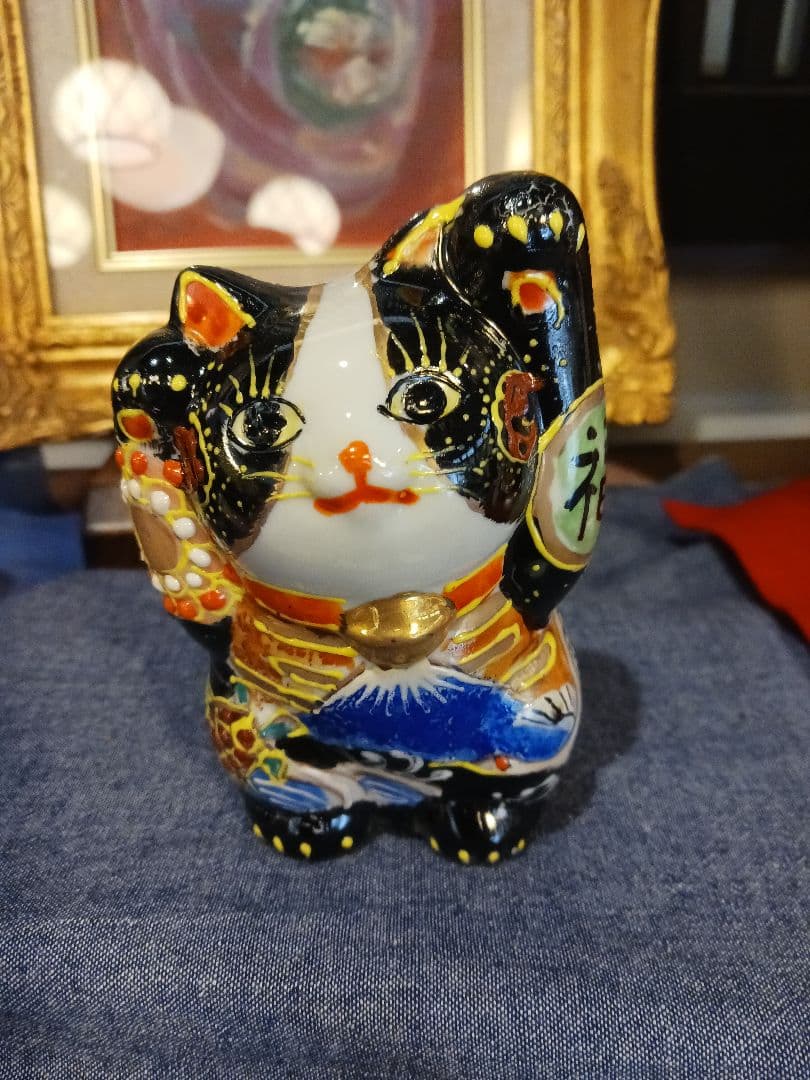 招き猫 陶器製 置物　高さ11.5cm