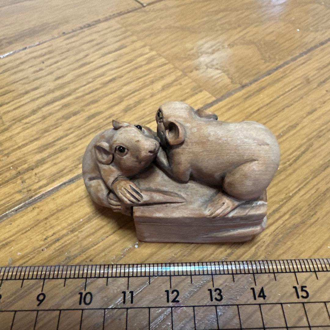 根付/初代伊勢正直の実子、伊勢正勝の木彫のネズミの彫刻 2匹が宝箱に寄り添う