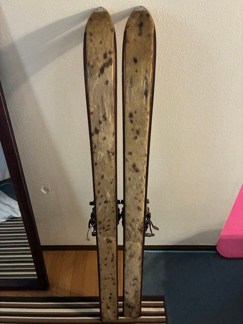 秀岳荘　スキー板 アザラシの皮？ゾンメルスキー
