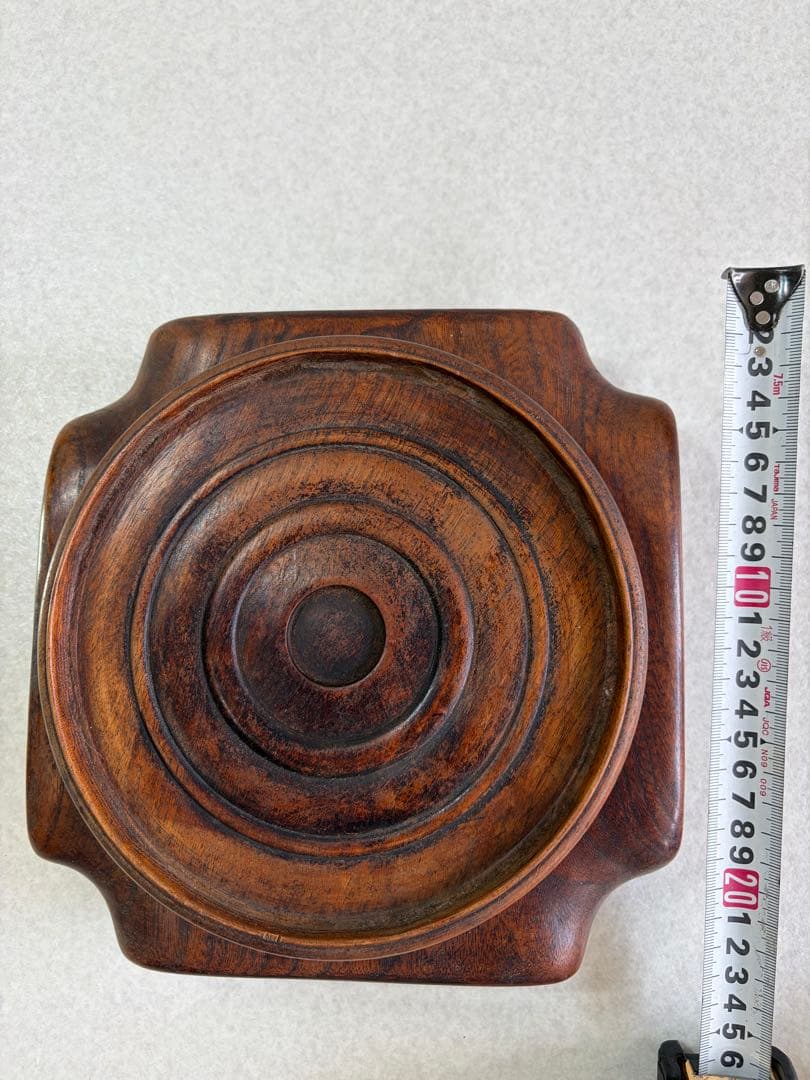 木製円形プレートと八角形台座