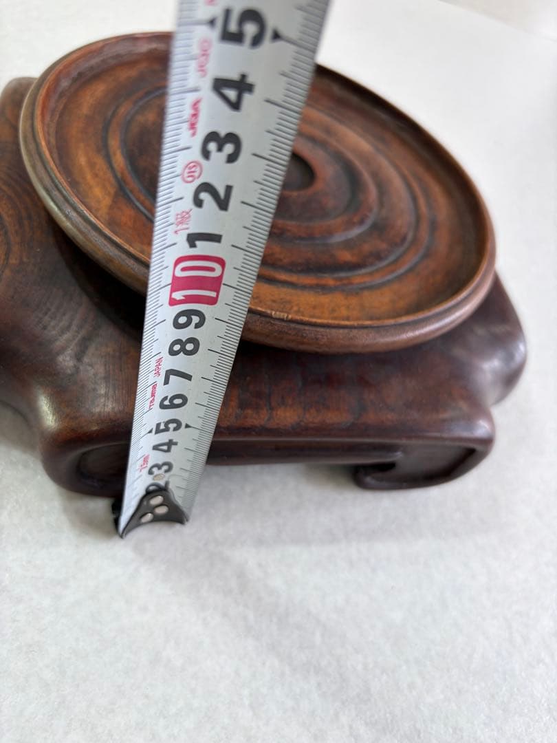 木製円形プレートと八角形台座