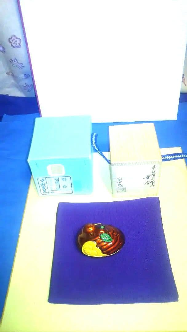 香合、コ_チ白檀、花喰鳥、中村翠嵐作。