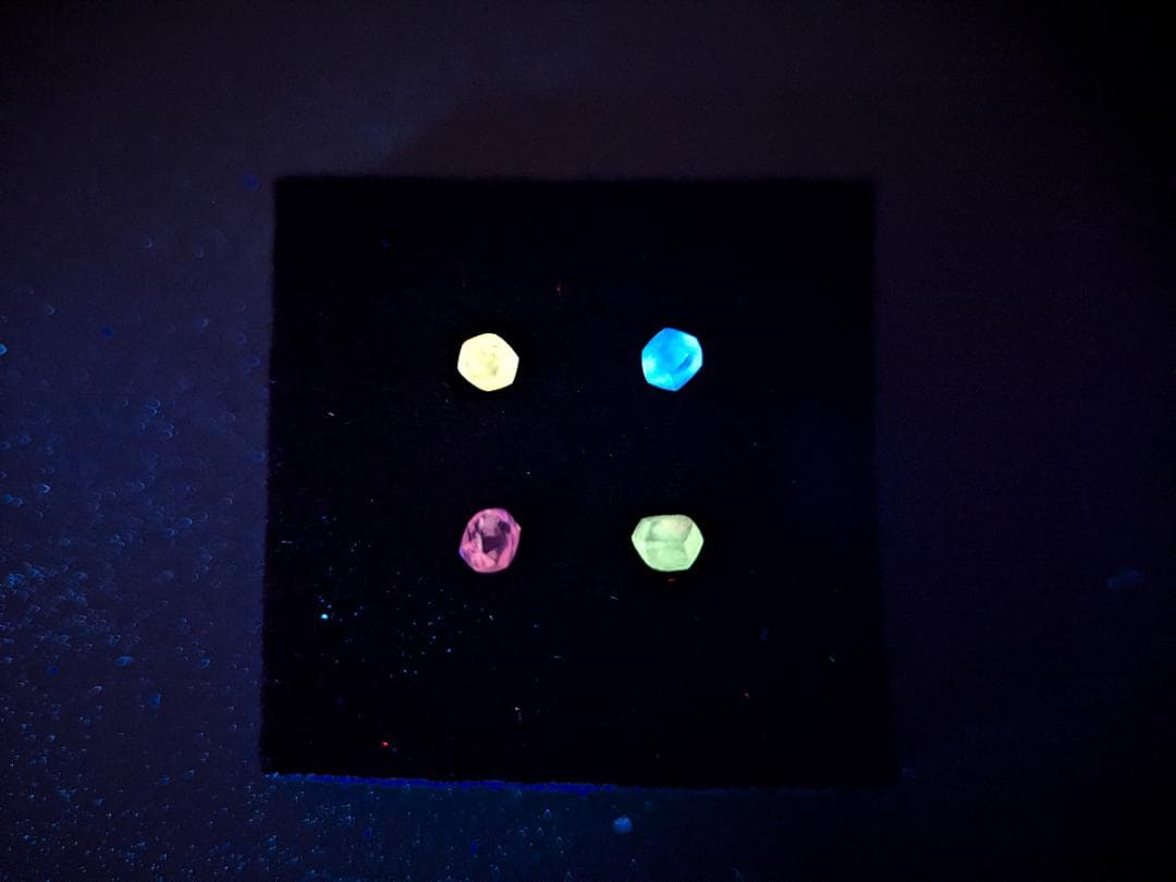 蛍光ダイヤモンド原石４色セット　計0.411カラット　ボツワナ産