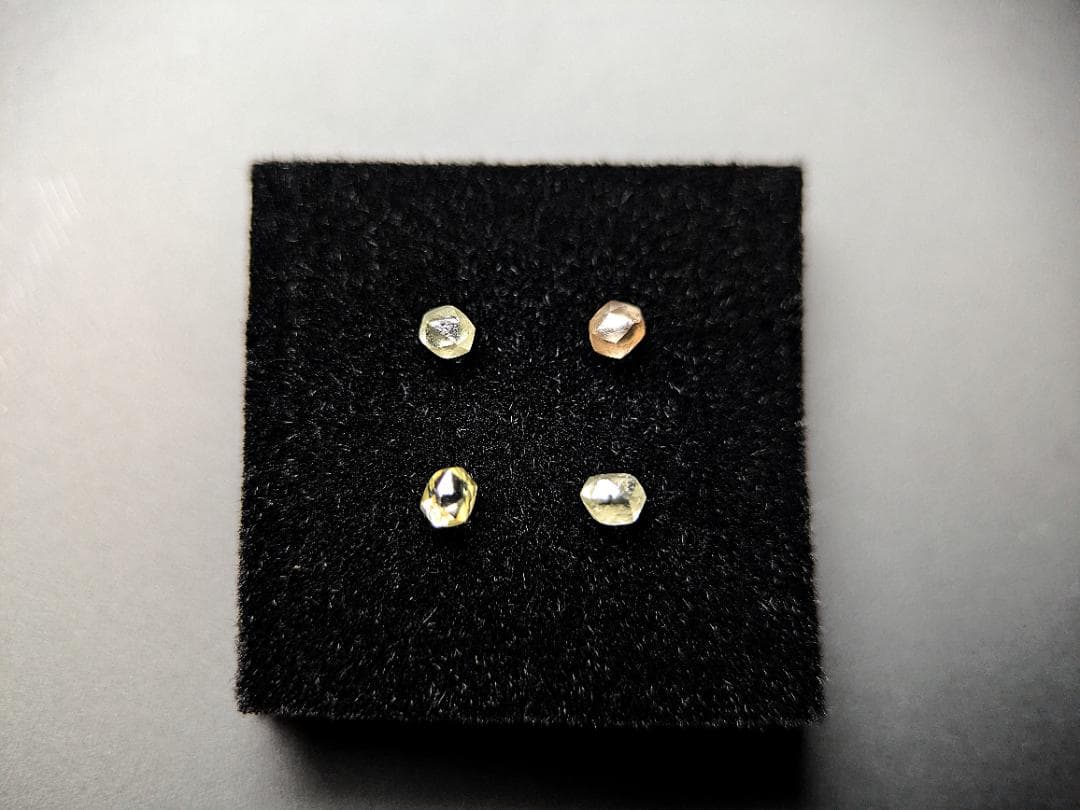 蛍光ダイヤモンド原石４色セット　計0.411カラット　ボツワナ産