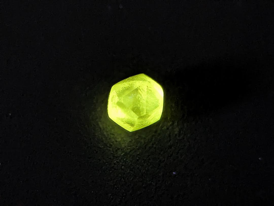 蛍光ダイヤモンド原石４色セット　計0.411カラット　ボツワナ産