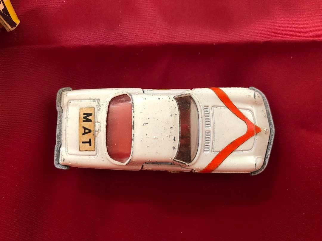 トミカ　ウルトラマン　マットカー　箱付き