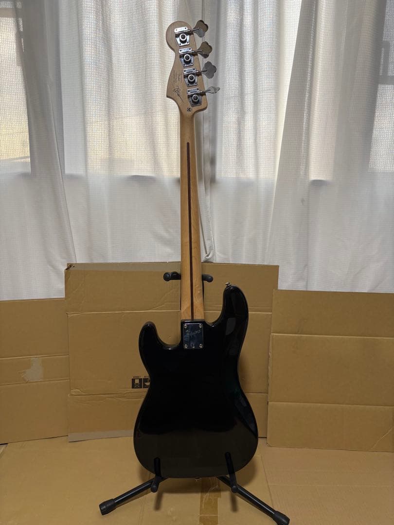 ベース Squier Pete Wentz Precision Bass