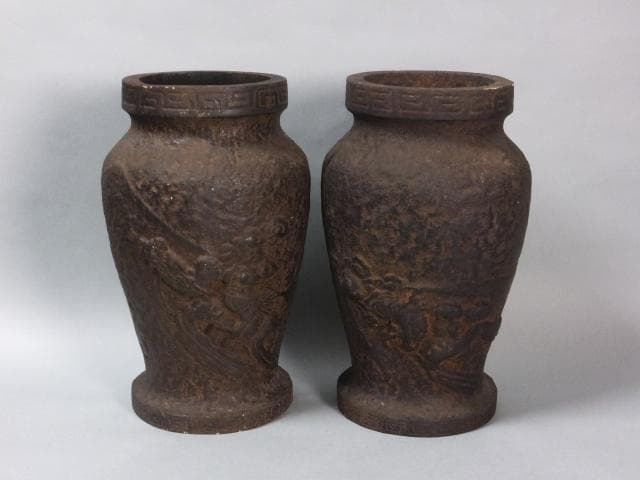 時代古鉄 華道具 在銘 花器 壺『荒膚地浮彫雲龍雷文　壱対』1128O