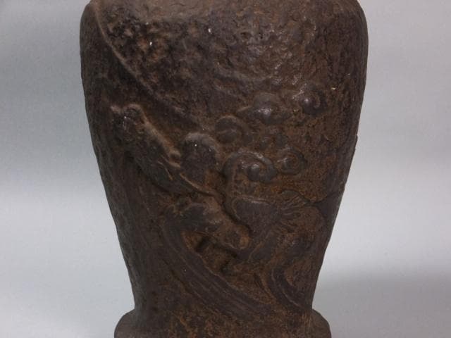 時代古鉄 華道具 在銘 花器 壺『荒膚地浮彫雲龍雷文　壱対』1128O